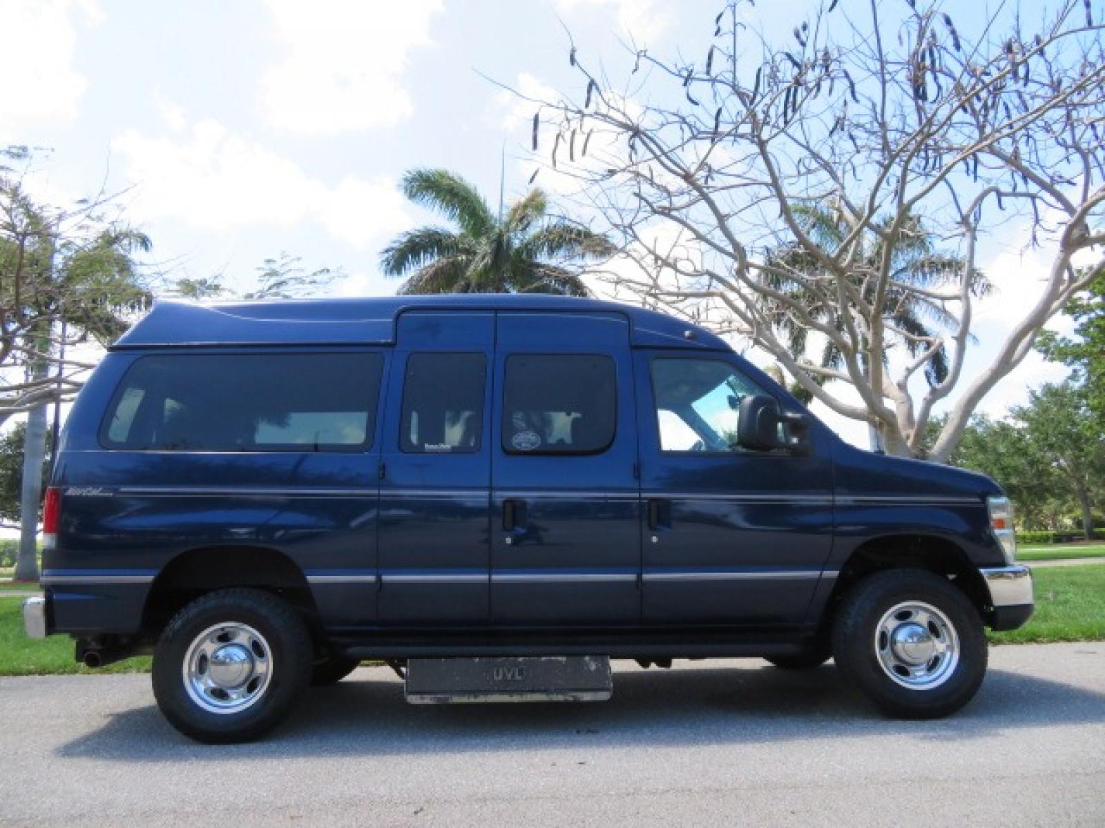 2011 Dark Blue /Gray Ford E-Series Wagon E-350 XLT Super Duty (1FBNE3BS4BD) with an 6.8L V10 SOHC 20V engine, located at 4301 Oak Circle #19, Boca Raton, FL, 33431, (954) 561-2499, 26.388861, -80.084038 - Photo #5